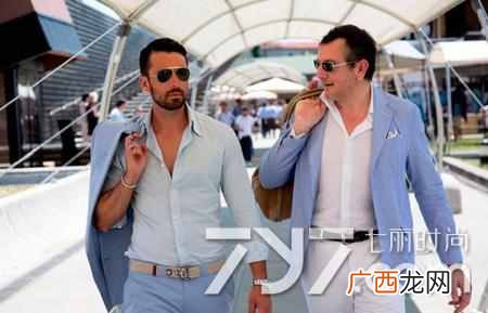 蓝色西服配什么衬衫好看（男士蓝色西装怎么搭