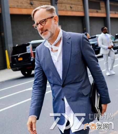 蓝色西服配什么衬衫好看（男士蓝色西装怎么搭