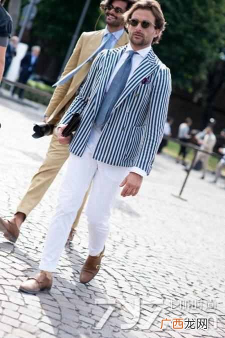 蓝色西服配什么衬衫好看（男士蓝色西装怎么搭