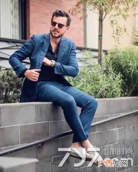 蓝色西服配什么衬衫好看（男士蓝色西装怎么搭
