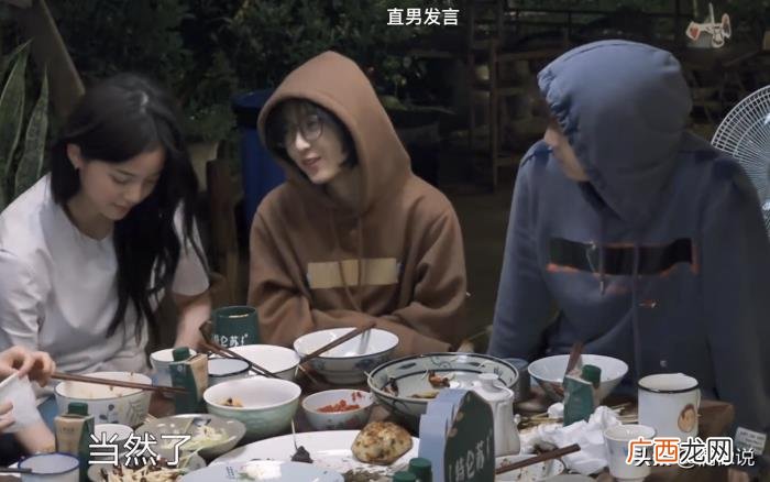张艺兴和谁长得很像，张艺兴夸欧阳娜娜长得像兔子