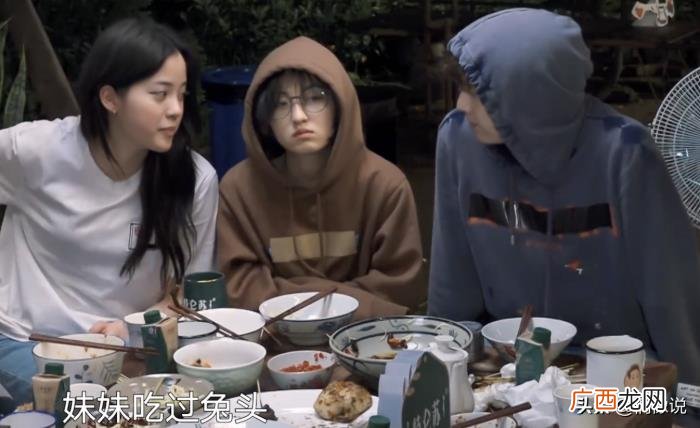 张艺兴和谁长得很像，张艺兴夸欧阳娜娜长得像兔子