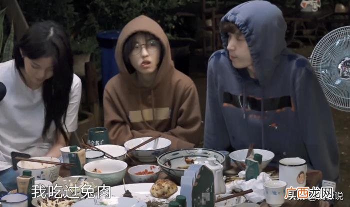 张艺兴和谁长得很像，张艺兴夸欧阳娜娜长得像兔子