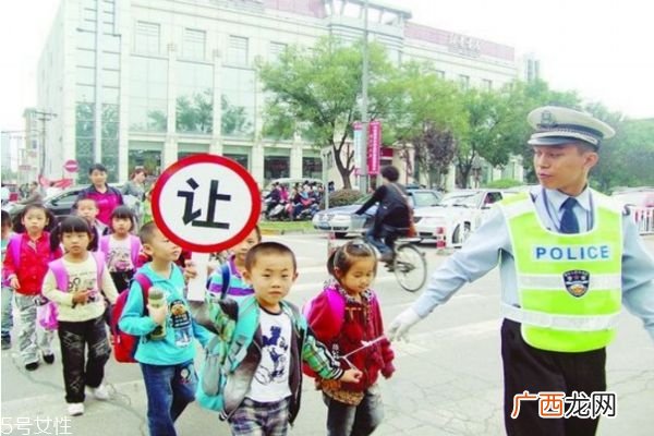 怎样教育孩子遵守交通规则