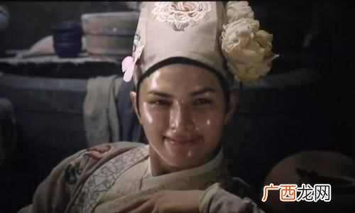 下巴上长痘痘是什么原因引起的（脸部长痘对应