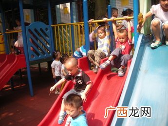 宝宝多大可以玩荡秋千滑滑梯