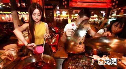 小集市地摊夏天卖什么赚钱（地摊生意摆摊技巧