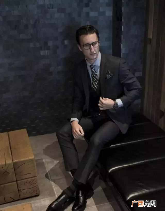 小西装应该配什么衣服好看（教你最佳搭配方式