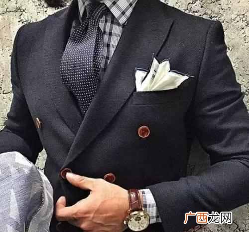 小西装应该配什么衣服好看（教你最佳搭配方式