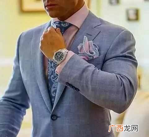 小西装应该配什么衣服好看（教你最佳搭配方式