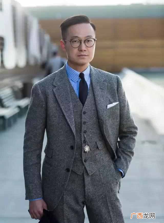 小西装应该配什么衣服好看（教你最佳搭配方式