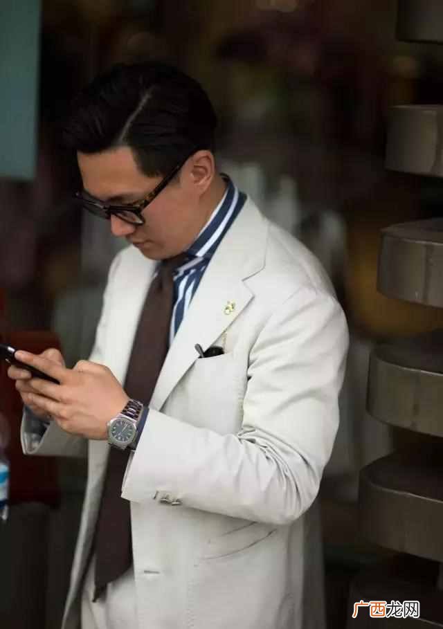 小西装应该配什么衣服好看（教你最佳搭配方式