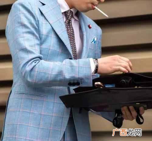 小西装应该配什么衣服好看（教你最佳搭配方式