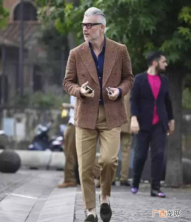 小西装应该配什么衣服好看（教你最佳搭配方式