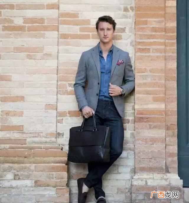 小西装应该配什么衣服好看（教你最佳搭配方式
