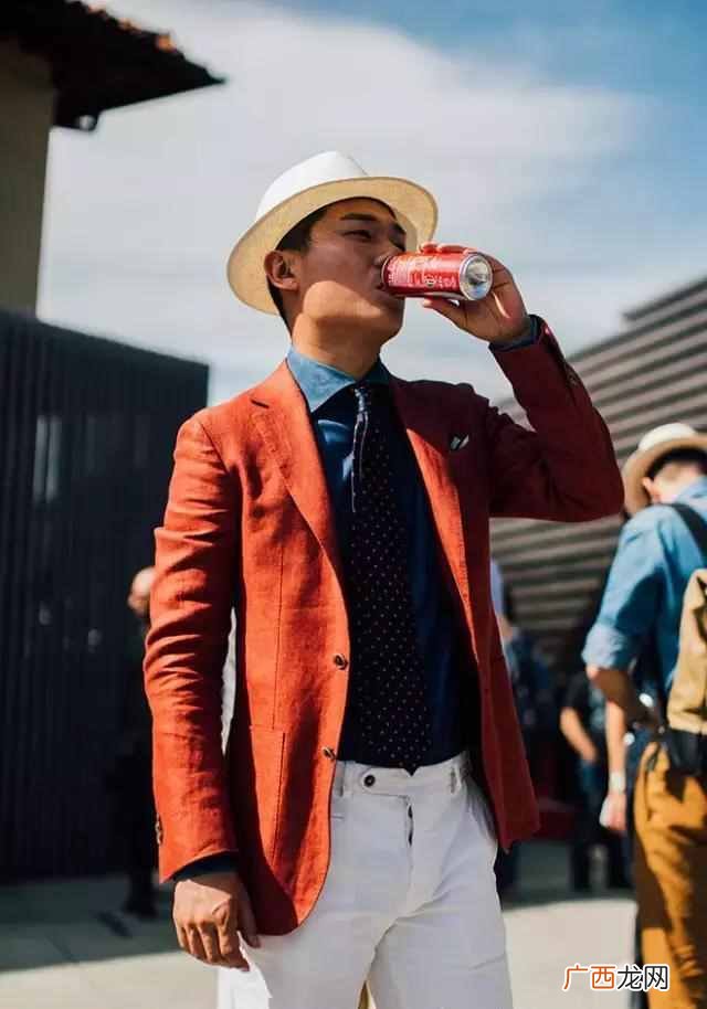 小西装应该配什么衣服好看（教你最佳搭配方式
