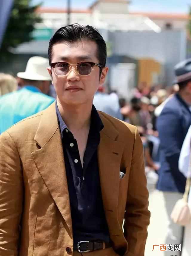 小西装应该配什么衣服好看（教你最佳搭配方式