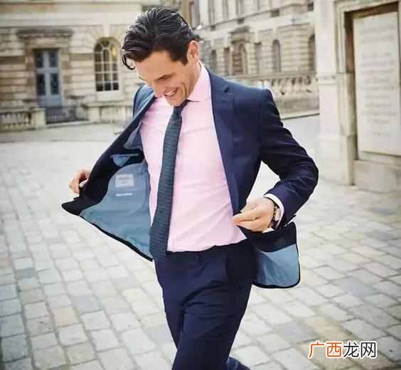 小西装应该配什么衣服好看（教你最佳搭配方式