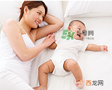 低龄宝宝家庭亲子游戏介绍适合低龄宝宝的亲子游戏有哪些？