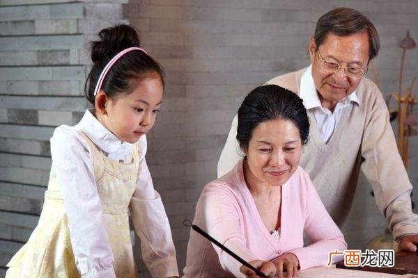 孩子该不该给老人带3类老人适合带孩子