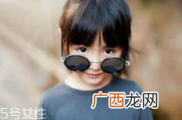 Jasper戴墨镜，这样扮酷让孩子更自信！