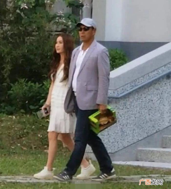 温碧霞浓妆出席儿子学校义工活动 温碧霞的儿子