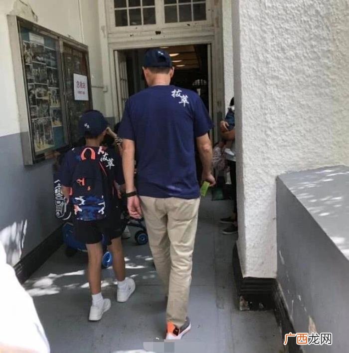 温碧霞浓妆出席儿子学校义工活动 温碧霞的儿子