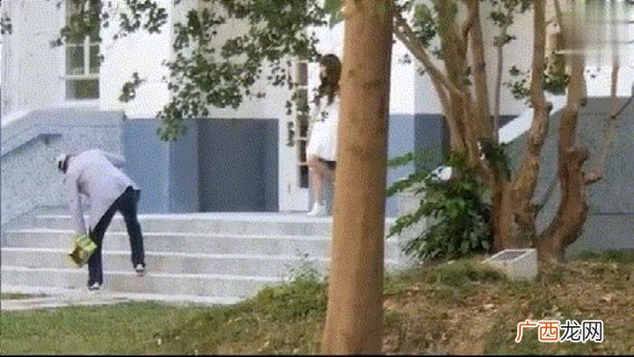 温碧霞浓妆出席儿子学校义工活动 温碧霞的儿子