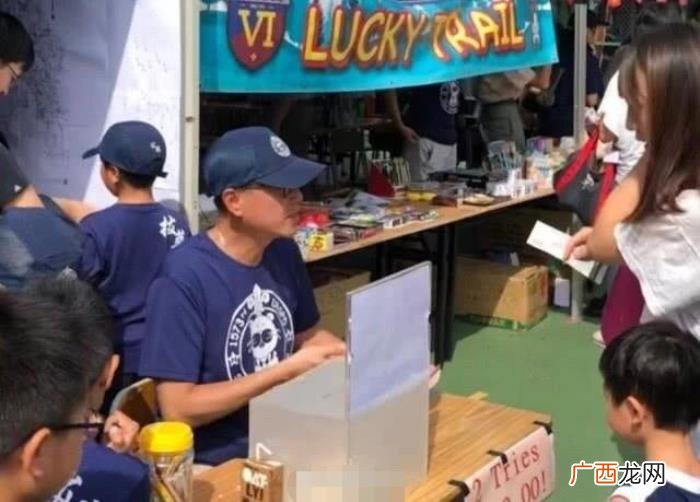 温碧霞浓妆出席儿子学校义工活动 温碧霞的儿子