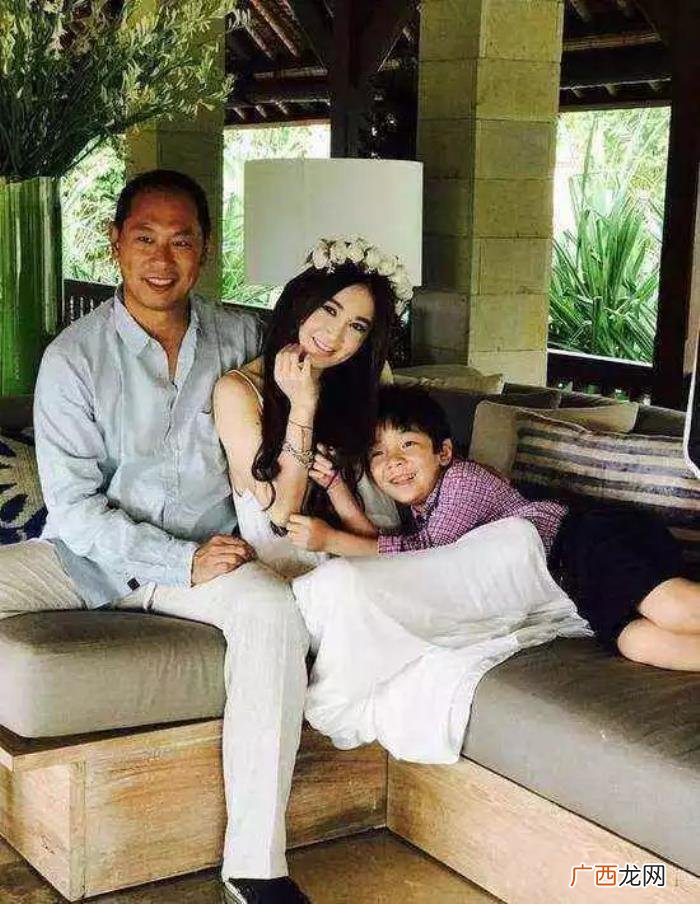 温碧霞浓妆出席儿子学校义工活动 温碧霞的儿子