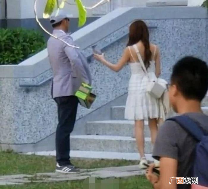 温碧霞浓妆出席儿子学校义工活动 温碧霞的儿子