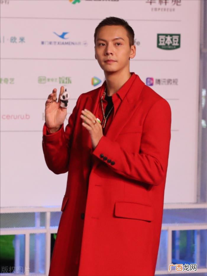 陈伟霆组合出道，陈伟霆出道前曾做金牌销售