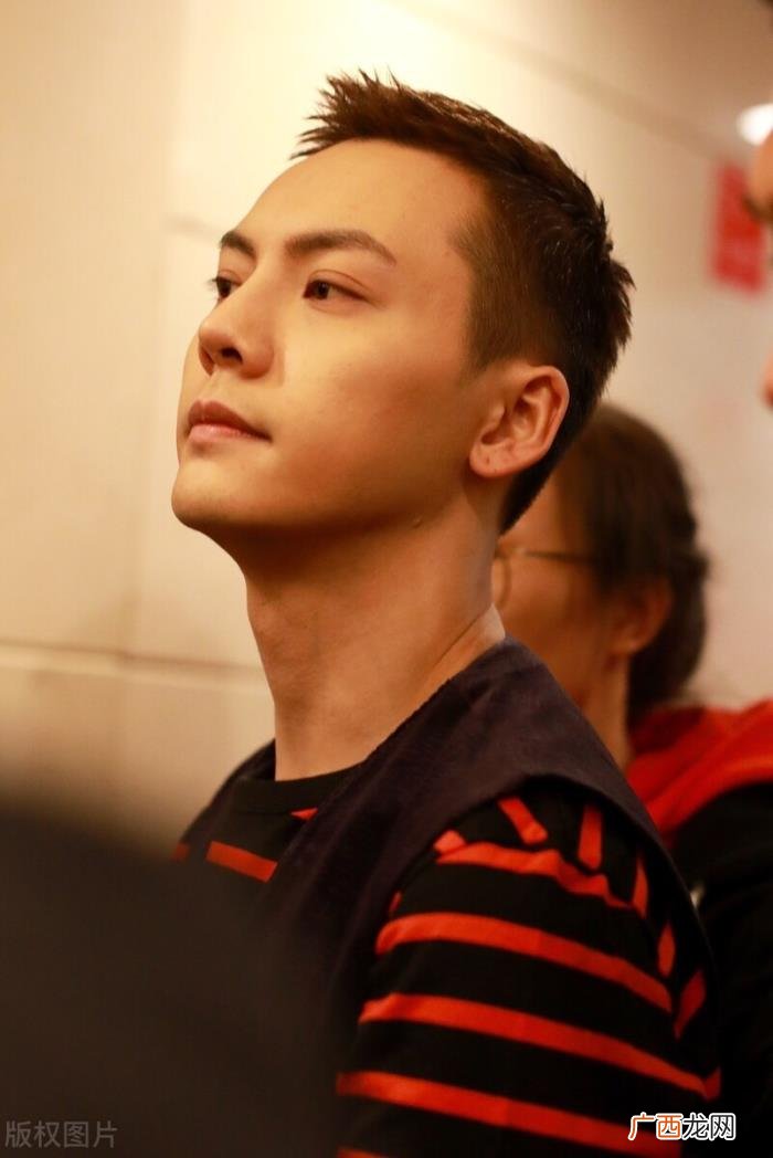 陈伟霆组合出道，陈伟霆出道前曾做金牌销售