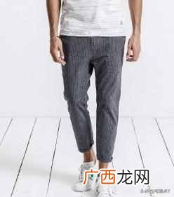 灰色裤子搭配什么上衣好看吗(男女灰色裤子搭