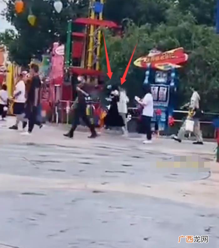 怎么才能偶遇杨洋，杨洋热巴现身迪士尼被路人偶遇