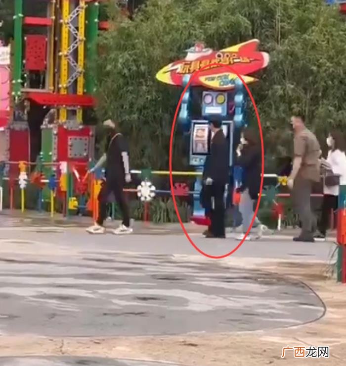 怎么才能偶遇杨洋，杨洋热巴现身迪士尼被路人偶遇