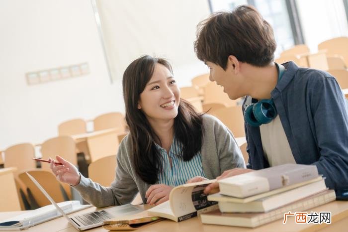 内向男暗恋最明显特征，内向男生暗恋女生的10个表现