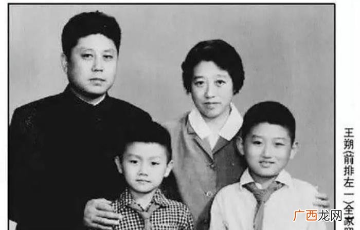 王朔和冯小刚合作电影，曾经是好友的冯小刚和王朔为何渐行渐远