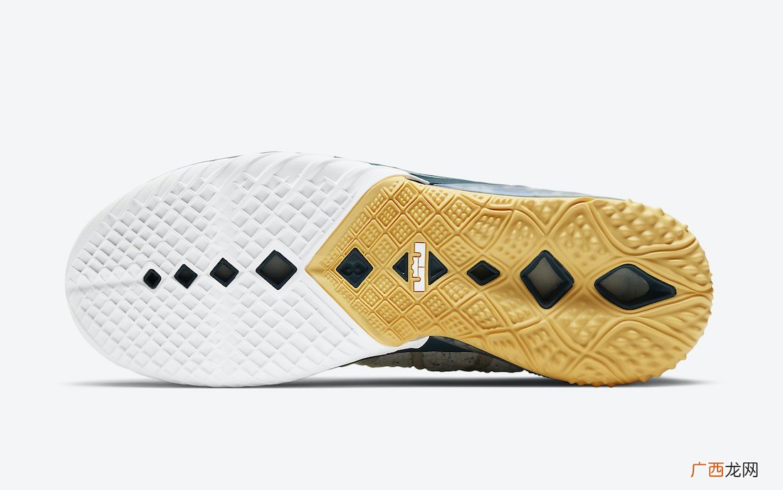 Nike LeBron 18 “Reflections Flip”谍照