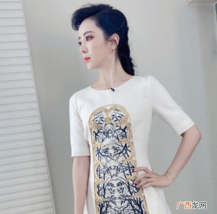 主持人李思思简介，央视主持人李思思晒旧照