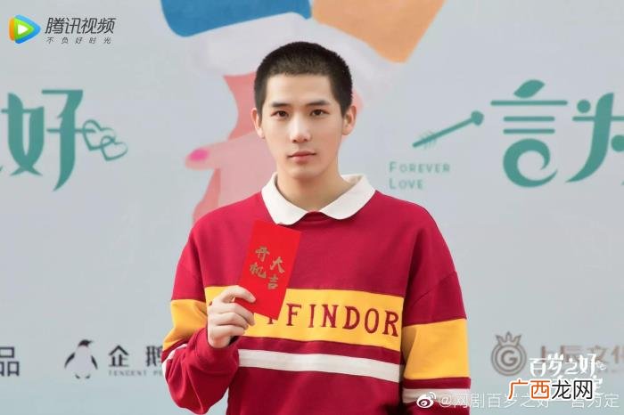 王安宇寸头对镜拍，被王安宇的寸头帅呆