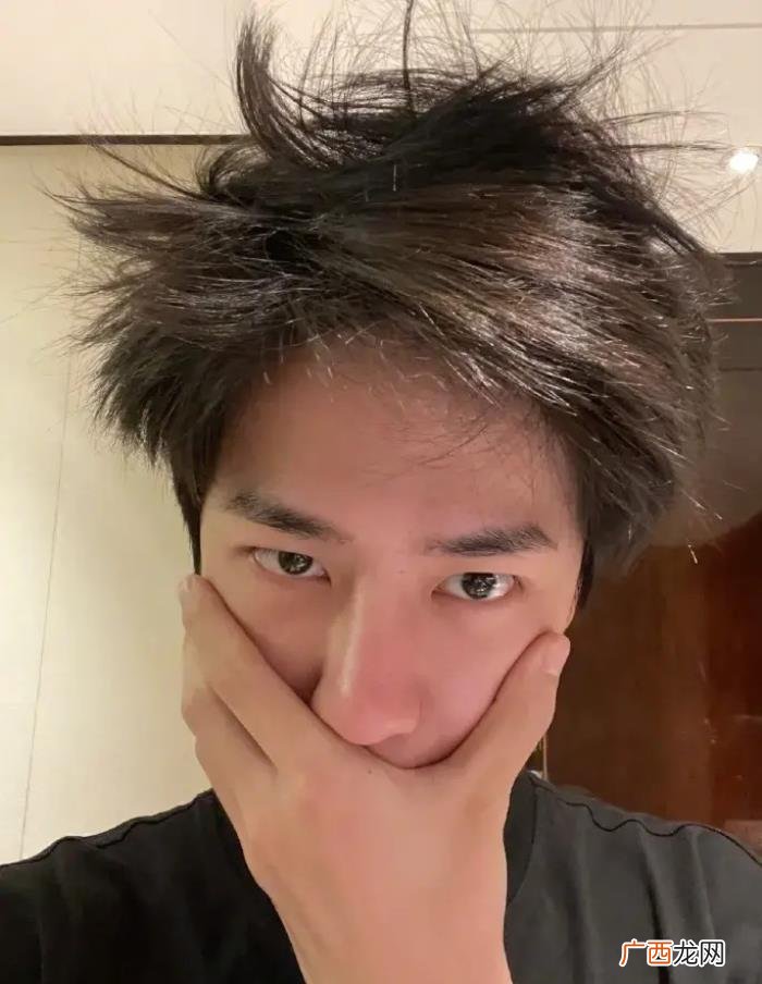 王一博完全素颜，王一博的素颜照就是这么能打