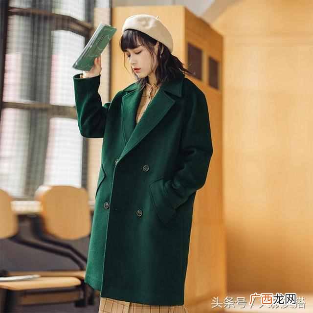 墨绿色服装搭配推荐 墨绿色配什么颜色好看