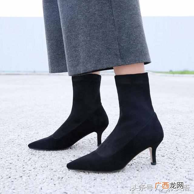 墨绿色服装搭配推荐 墨绿色配什么颜色好看