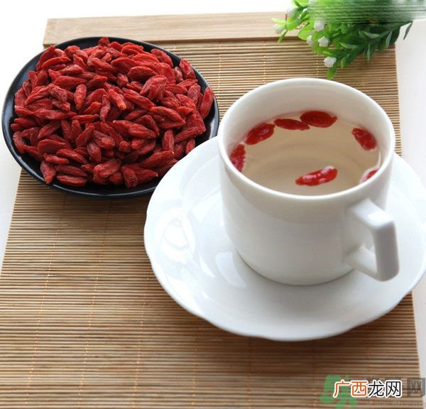 枸杞泡水有什么害处？枸杞泡水喝有什么好处？