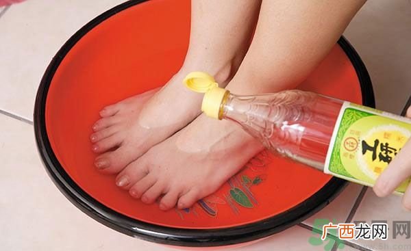 用醋泡脚能治脚臭吗？泡脚放醋能除脚臭吗？