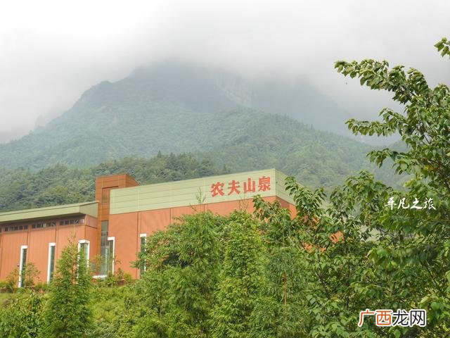 550毫升的水是多少斤 矿泉水一箱多少瓶农夫