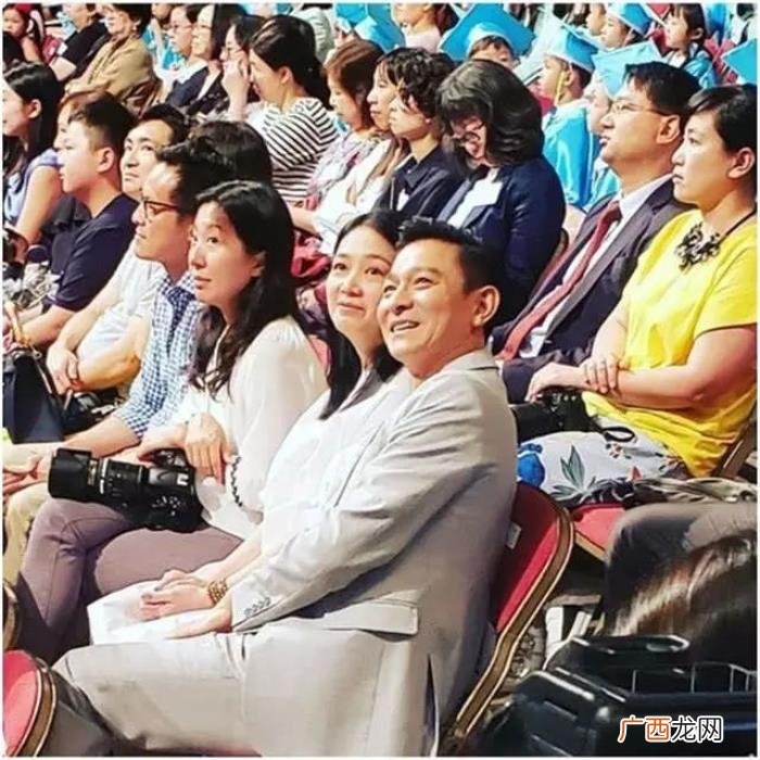 刘德华有几位女友，拼命工作的刘德华对初恋女友许下5年之约