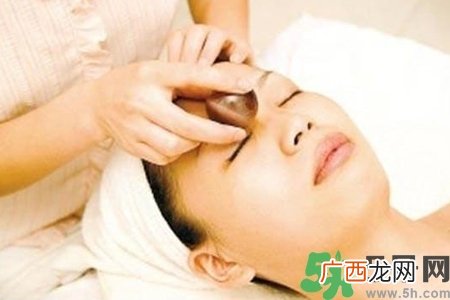 面部刮痧用什么精油好？面部精油刮痧有什么好处？