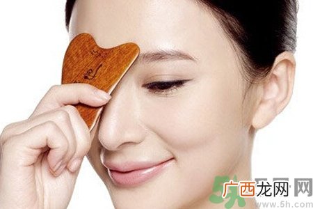 自己在家能面部刮痧吗？在家怎样做面部刮痧？